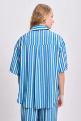 Camisa de manga corta con diseño a rayas verticales en azul, celeste y amarillo.