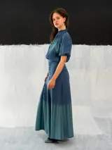 Falda larga de algodón tipo seda, con corte a la cintura, bolsillos laterales y cierre invisible, teñida a mano con técnica de tie-dye.