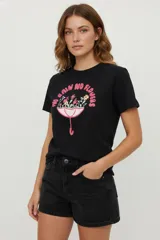 Remera negra de algodón con estampado de un paraguas con flores y la frase "No Rain No Flowers".