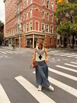 Falda larga de tela de jean con diseño de caderín y tablas.