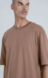 Remerón color cañamo de corte extra oversize y hombros caídos, confeccionado en algodón premium americano muy suave al tacto y combinado con cuello rib al tono en formato redondo y doble costura al tono del color base.
