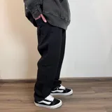 Pantalón de jean gris oscuro, corte mom, de tiro alto y pierna recta.