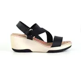 Sandalia de tacón corrido color beige, con tiras cruzadas y ajuste con hebilla.