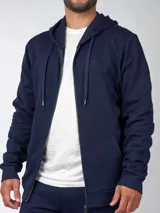 Campera gris de jogging con capucha y cierre frontal.