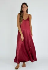 Vestido largo color bordó de viscosa, con breteles finos y escote en V.