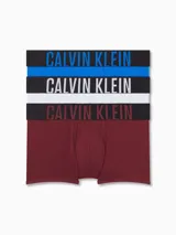 Pack de tres bóxers trunk Calvin Klein, con cintura elástica negra con el logo de la marca en azul, blanco y rojo.