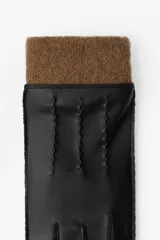 Guantes cortos negros de efecto piel con puño de lana marrón.