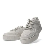 Zapatillas deportivas blancas con plataforma y cordones. Diseño minimalista y suela track.