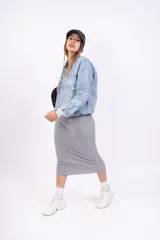 Pollera midi de punto canalé color negro, de corte ajustado.