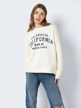 Sudadera color crema con estampado de letras 'Los Angeles California Est.90 United States' en azul marino. Corte oversize, cuello redondo y hombros caídos.