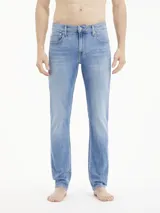 Pantalón de jean celeste de corte slim fit, tiro bajo, con bragueta con cremallera y diseño de cinco bolsillos.