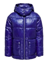 Campera puffer azul eléctrico con capucha, cierre frontal con cremallera, bolsillos laterales con solapa y puños con elástico. Diseño acolchado y corte holgado.