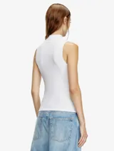 Top de manga larga ajustado al cuerpo, confeccionado en punto elástico acanalado, color negro. Presenta cuello alto y un pequeño logo bordado en el centro del pecho.