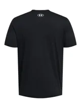 Remera blanca de hombre, marca Under Armour, modelo Sportstyle Logo. Tiene mangas cortas y cuello redondo. El logo de la marca está estampado en el pecho en color negro.