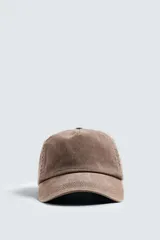 Gorra verde de algodón con efecto lavado y ajuste trasero.