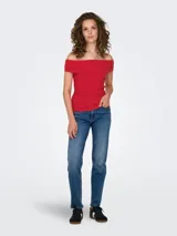 Top rojo con hombros descubiertos, mangas cortas y corte regular.