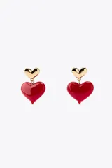 Aros colgantes con forma de corazón, con un corazón pequeño dorado en la parte superior y un corazón grande rojo en la parte inferior.