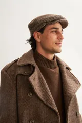 Boina marrón de lana fina uruguaya 100% natural sin teñir, con visera.