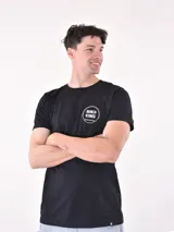 Remera negra de corte oversized con estampa circular en el pecho con la frase "Beach Vibes".