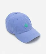 Gorra de sarga color lila con visera curva y bordado de una concha verde en el frente. Ajuste trasero con hebilla metálica.