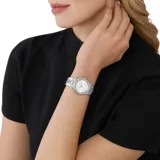 Reloj Michael Kors modelo Lennox Pavé, con caja plateada de acero inoxidable de 37mm y bisel con cristales. Esfera plateada con agujas e indicadores plateados y logo de la marca. Pulsera de acero inoxidable plateada con cierre desplegable. Resistente al agua hasta 50 metros.