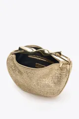 Bolso mini dorado con cuerpo trenzado y asa de mano metálica dorada. Incluye doble asa bandolera ajustable y extraíble, forro, bolsillo interior y cierre con cremallera.
