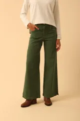 Pantalón de jean verde oscuro, de corte recto y tiro alto.