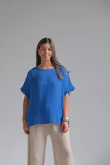 Remera azul francia de lino italiano, con escote redondo y mangas cortas con detalle desflecado.