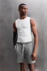 Bermudas jogger cortas confeccionadas en tejido de algodón con interior de rizo. Cintura elástica ajustable con cordón. Bolsillos frontales de vivo. Logo bordado en el bajo.