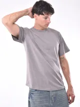 Remera gris de corte clásico y mangas cortas.