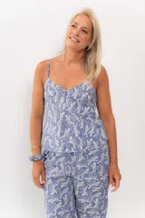 Pijama de fibrana de seda estampada con tigres, compuesto por una musculosa de bretel fino y un pantalón recto con elástico en la cintura.