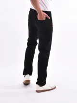 Pantalón de jean negro de corte recto.