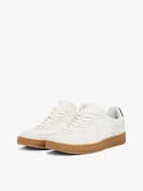 Zapatillas Tommy Hilfiger modelo Heritage, color blanco con detalles en azul marino en el talón y logo bordado en el lateral. Suela de goma color caramelo.