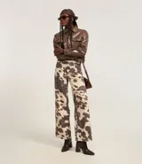 Pantalón wide leg de sarga con estampado de manchas de vaca, con bolsillos laterales y cierre con botón.