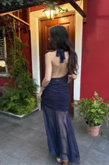 Top halter de microtul azul oscuro, con cuello tipo choker y drapeado fluido en el frente.