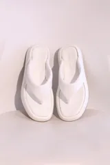 Sandalias negras de cuero sintético con plataforma y diseño minimalista.
