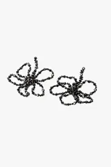 Par de aros colgantes con forma de flor, hechos de cuentas negras.