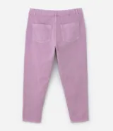 Pantalón mom jeans plus size de sarga color lila, con trabillas en la cintura, bolsillos delanteros y traseros, y cierre con botón y cremallera.