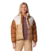 Campera puffer corta Columbia Pike Lake II Cropped, color beige y blanco, con tecnología térmica reflectante Omni-Heat™, aislamiento de poliéster 100 % reciclado, puños con forro de jersey, protector de mentón, cremallera central delantera de doble dirección, bolsillo interior de seguridad, bolsillos laterales con cremallera, puños elásticos y dobladillo ajustable con ceñidor.