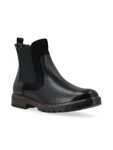 Botín de caña corta color negro, de origen europeo, con combinación de materiales: cuero croco, cuero snake y cuero nobuk. Presenta elásticos laterales al tono y forro de pelo sintético.