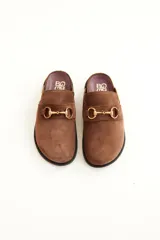 Mocasines tipo sueco de cuero gris con detalle de hebilla dorada.