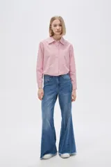 Pantalón de jean azul de corte ancho con terminación desflecada.
