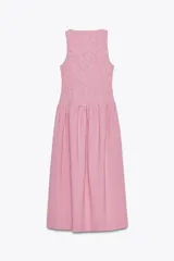 Vestido midi de cuello redondo y sisa, con estampado de cuadros vichy en color rojo y blanco. Tejido elástico tipo nido de abeja.
