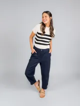 Sandalias bajas color beige con diseño tejido y detalle de hebilla dorada.