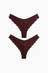 Pack de dos bombachas tipo brazilian de encaje color borgoña, con tiro bajo y refuerzo interior.