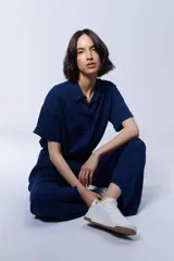 Pantalón formal de vestir azul oscuro con cintura elastizada y cordón de ajuste.