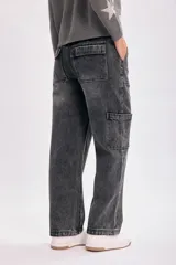 Pantalón jean cargo color gris oscuro, de corte recto y tiro medio. Presenta bolsillos laterales tipo cargo y bolsillos traseros.
