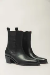 Bota texana de cuero color marrón con elástico lateral y taco cubano negro.