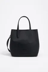 Bolso de mano Bimba y Lola modelo Chihuahua L, color marrón, con doble asa de mano y asa bandolera de tejido. Cierre con botón de presión, logo metálico y acabados plateados.