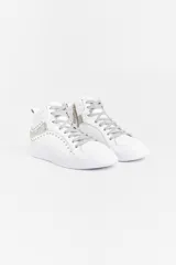 Zapatilla tipo botita de cuero negro con recortes de glitter negro y reptil, detalle de remaches metálicos y acceso lateral con cierre.